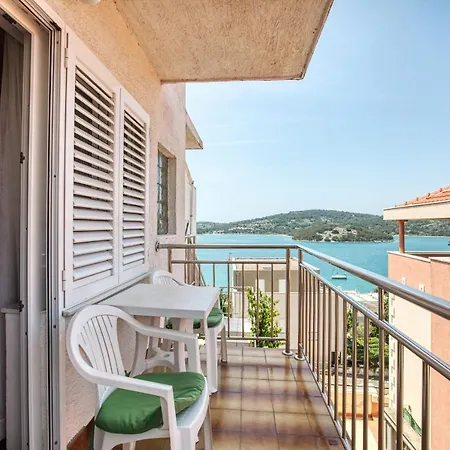 Apartment Apartments By The Sea Tisno, Murter - 5130 *